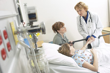 Photo a doctor talking to a patient in the hospital