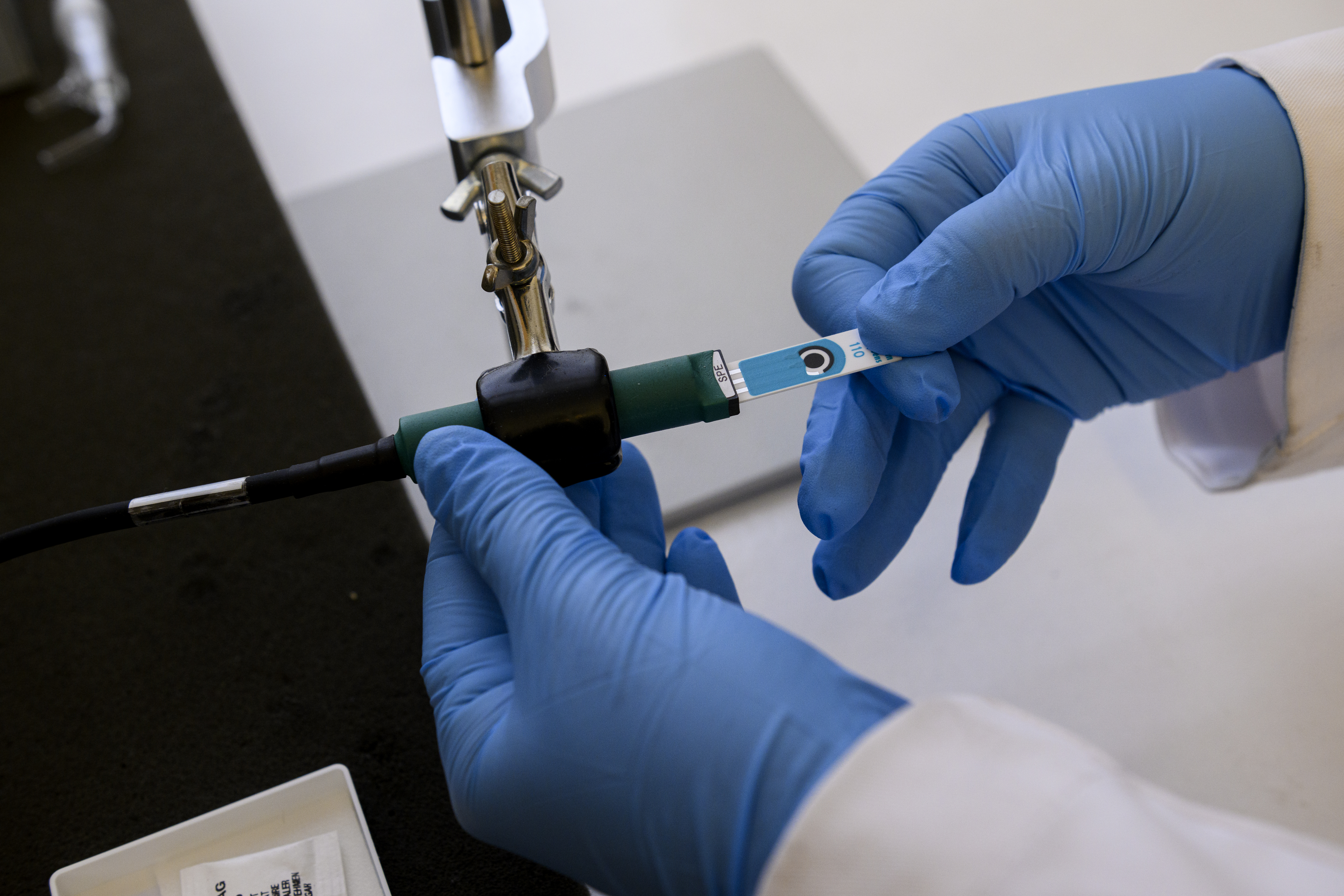 Drug identification using a screen-printed carbon electrode